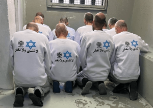 Tahanan-Palestina-dipaksa-pakai-baju-bergambar-lambang-Yahudi-bintang-daud